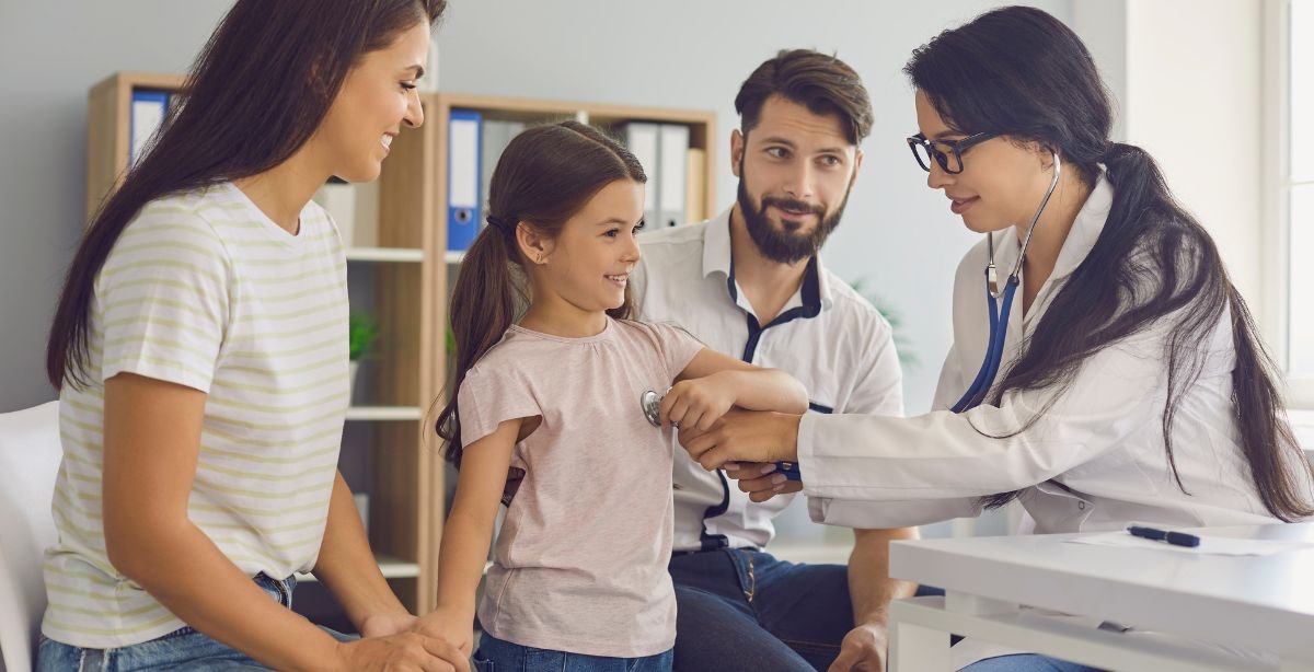 pais levando a filha para consulta médica